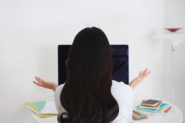 포토 JPG 여자 비즈니스 회의 실내 대화 한명 사람 앉기 손짓 상반신 성인 뒷모습 30대 컴퓨터 한국인 업무 직장인 비즈니스우먼 사회이슈 재택근무 프리랜서 화상통화 성인여자한명만 자가격리 사회적거리두기 국내포토 직업 1 캠페인 뷰포인트 컨셉 모션 말하기 동양인 내부 장년 전자제품 작업 통화 여자한명만 성인여자만 파일형식 격리