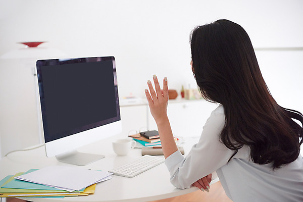 포토 JPG 여자 비즈니스 회의 실내 대화 한명 사람 앉기 손짓 상반신 성인 옆모습 30대 컴퓨터 한국인 업무 직장인 비즈니스우먼 사회이슈 재택근무 프리랜서 화상통화 성인여자한명만 자가격리 사회적거리두기 국내포토 직업 1 캠페인 뷰포인트 컨셉 모션 말하기 동양인 내부 장년 전자제품 작업 통화 여자한명만 성인여자만 파일형식 격리