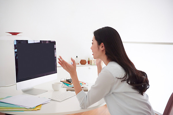 포토 JPG 여자 비즈니스 회의 실내 대화 한명 사람 앉기 상반신 성인 옆모습 30대 컴퓨터 한국인 업무 직장인 비즈니스우먼 사회이슈 재택근무 프리랜서 화상통화 성인여자한명만 자가격리 사회적거리두기 국내포토 직업 1 캠페인 뷰포인트 컨셉 모션 말하기 동양인 내부 장년 전자제품 작업 통화 여자한명만 성인여자만 파일형식 격리