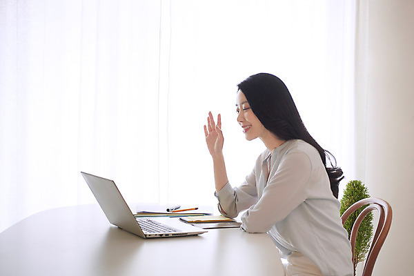 포토 JPG 여자 비즈니스 회의 실내 대화 한명 미소 사람 앉기 상반신 성인 옆모습 30대 노트북 한국인 인사 업무 직장인 비즈니스우먼 사회이슈 재택근무 프리랜서 화상통화 성인여자한명만 자가격리 사회적거리두기 국내포토 직업 1 캠페인 뷰포인트 컨셉 모션 표정 말하기 동양인 내부 장년 전자제품 예절 작업 통화 여자한명만 성인여자만 파일형식 격리