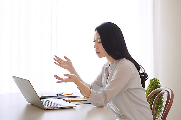 포토 JPG 여자 비즈니스 회의 실내 대화 한명 사람 앉기 손짓 상반신 성인 옆모습 30대 노트북 한국인 업무 직장인 비즈니스우먼 사회이슈 재택근무 프리랜서 화상통화 성인여자한명만 자가격리 사회적거리두기 국내포토 직업 1 캠페인 뷰포인트 컨셉 모션 말하기 동양인 내부 장년 전자제품 작업 통화 여자한명만 성인여자만 파일형식 격리