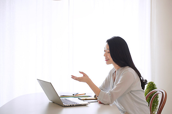 포토 JPG 여자 비즈니스 회의 실내 대화 한명 미소 사람 앉기 상반신 성인 옆모습 30대 노트북 한국인 업무 직장인 비즈니스우먼 사회이슈 재택근무 프리랜서 화상통화 성인여자한명만 자가격리 사회적거리두기 국내포토 직업 1 캠페인 뷰포인트 컨셉 모션 표정 말하기 동양인 내부 장년 전자제품 작업 통화 여자한명만 성인여자만 파일형식 격리