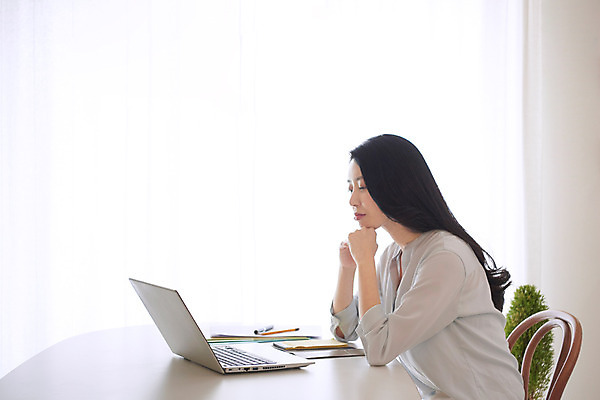 포토 JPG 여자 비즈니스 회의 실내 대화 한명 사람 앉기 상반신 성인 옆모습 30대 노트북 한국인 업무 직장인 비즈니스우먼 사회이슈 재택근무 프리랜서 화상통화 성인여자한명만 자가격리 사회적거리두기 국내포토 직업 1 캠페인 뷰포인트 컨셉 모션 말하기 동양인 내부 장년 전자제품 작업 통화 여자한명만 성인여자만 파일형식 격리