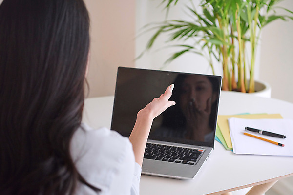 포토 JPG 여자 비즈니스 회의 실내 대화 한명 사람 앉기 손짓 상반신 성인 뒷모습 30대 노트북 한국인 업무 직장인 비즈니스우먼 사회이슈 파일 재택근무 프리랜서 화상통화 성인여자한명만 자가격리 사회적거리두기 국내포토 직업 1 캠페인 뷰포인트 컨셉 모션 말하기 동양인 내부 장년 전자제품 작업 통화 여자한명만 성인여자만 파일형식 격리