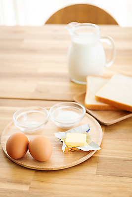 포토 JPG 스튜디오촬영 음식 빵 식탁 아침 실내 사람없음 갈색 계란 식사 우유 아침식사 식빵 브런치 토스트 버터 나무쟁반 나무접시 국내포토 주간 접시 컬러 탁자 유제품 쟁반 내부 목재 알 파일형식