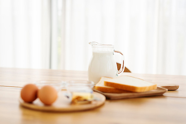 포토 JPG 스튜디오촬영 음식 빵 식탁 아침 실내 사람없음 갈색 계란 식사 우유 아침식사 식빵 브런치 토스트 버터 나무쟁반 나무접시 국내포토 주간 접시 컬러 탁자 유제품 쟁반 내부 목재 알 파일형식