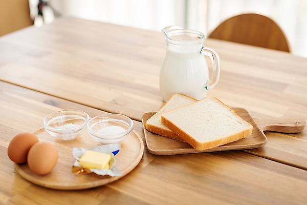 포토 JPG 스튜디오촬영 음식 빵 식탁 아침 실내 사람없음 갈색 계란 식사 우유 아침식사 식빵 브런치 토스트 버터 나무쟁반 나무접시 국내포토 주간 접시 컬러 탁자 유제품 쟁반 내부 목재 알 파일형식