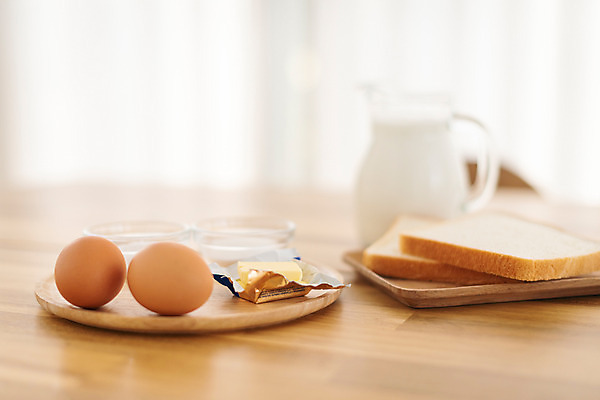 포토 JPG 스튜디오촬영 음식 빵 식탁 아침 실내 사람없음 갈색 계란 식사 우유 아침식사 식빵 브런치 토스트 버터 나무쟁반 나무접시 국내포토 주간 접시 컬러 탁자 유제품 쟁반 내부 목재 알 파일형식