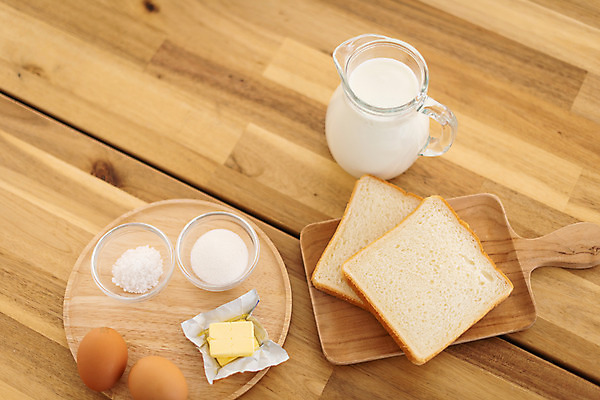 포토 JPG 스튜디오촬영 음식 빵 식탁 아침 실내 사람없음 갈색 계란 식사 우유 아침식사 식빵 브런치 토스트 버터 나무쟁반 나무접시 국내포토 주간 접시 컬러 탁자 유제품 쟁반 내부 목재 알 파일형식