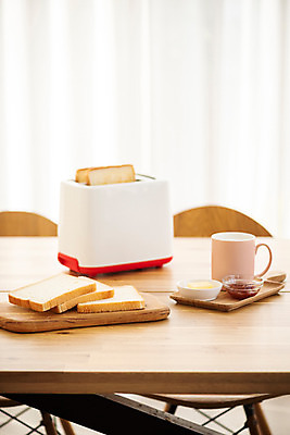 포토 JPG 스튜디오촬영 커피 음식 빵 식탁 아침 실내 사람없음 갈색 식사 머그컵 아침식사 식빵 브런치 토스트 토스트기 국내포토 주간 음료 컬러 탁자 내부 컵 가전제품 파일형식
