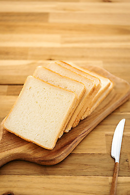 포토 JPG 스튜디오촬영 음식 빵 식탁 아침 실내 사람없음 갈색 식사 나이프 아침식사 식빵 브런치 토스트 나무도마 국내포토 주간 식기 컬러 탁자 도마 내부 목재 칼 파일형식