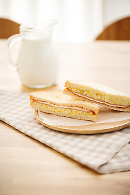 포토 JPG 스튜디오촬영 음식 빵 식탁 아침 실내 사람없음 갈색 식사 우유 아침식사 식빵 브런치 계란샌드위치 국내포토 주간 컬러 탁자 유제품 샌드위치 내부 파일형식