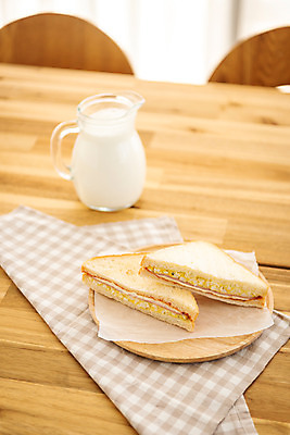 포토 JPG 스튜디오촬영 음식 빵 식탁 아침 실내 사람없음 갈색 식사 우유 아침식사 식빵 브런치 계란샌드위치 국내포토 주간 컬러 탁자 유제품 샌드위치 내부 파일형식