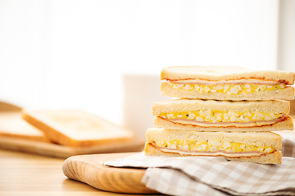 포토 JPG 스튜디오촬영 음식 빵 식탁 아침 실내 근접촬영 사람없음 갈색 식사 우유 식탁보 아침식사 식빵 브런치 계란샌드위치 국내포토 주간 뷰포인트 컬러 탁자 유제품 샌드위치 내부 파일형식