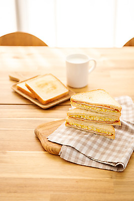 포토 JPG 스튜디오촬영 음식 빵 식탁 아침 실내 사람없음 갈색 식사 우유 식탁보 아침식사 식빵 브런치 계란샌드위치 국내포토 주간 컬러 탁자 유제품 샌드위치 내부 파일형식