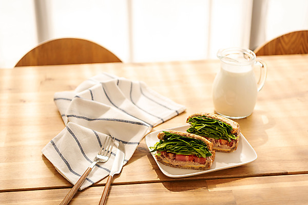 포토 JPG 스튜디오촬영 음식 빵 포크 식탁 아침 실내 샌드위치 사람없음 갈색 식사 우유 식탁보 나이프 아침식사 브런치 국내포토 주간 식기 컬러 탁자 유제품 내부 칼 파일형식