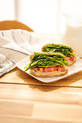 포토 JPG 스튜디오촬영 음식 빵 포크 식탁 아침 실내 샌드위치 사람없음 갈색 식사 우유 식탁보 나이프 아침식사 브런치 국내포토 주간 식기 컬러 탁자 유제품 내부 칼 파일형식