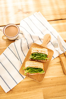 포토 JPG 스튜디오촬영 커피 음식 빵 식탁 아침 실내 샌드위치 사람없음 하이앵글 갈색 식사 식탁보 아침식사 브런치 나무도마 플랫레이 국내포토 주간 음료 뷰포인트 컬러 탁자 도마 내부 목재 플랫 파일형식