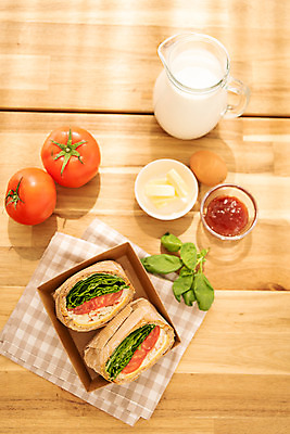 포토 JPG 스튜디오촬영 음식 빵 채소 식탁 아침 실내 샌드위치 사람없음 하이앵글 갈색 식사 우유 식탁보 소스 아침식사 브런치 버터 플랫레이 국내포토 주간 뷰포인트 컬러 탁자 유제품 내부 양념 플랫 파일형식