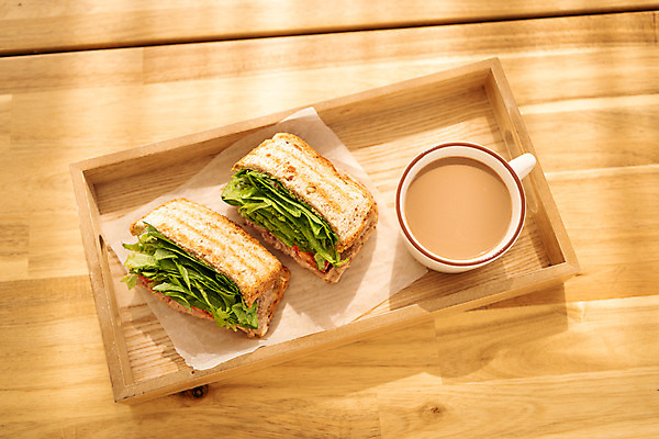 포토 JPG 스튜디오촬영 커피 음식 빵 식탁 아침 쟁반 실내 샌드위치 사람없음 하이앵글 갈색 식사 아침식사 브런치 나무쟁반 플랫레이 국내포토 주간 음료 뷰포인트 컬러 탁자 내부 목재 플랫 파일형식