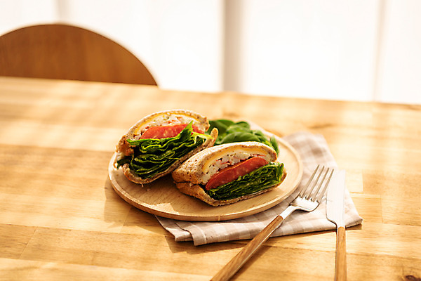 포토 JPG 스튜디오촬영 음식 빵 포크 식탁 아침 실내 샌드위치 사람없음 갈색 식사 식탁보 나이프 아침식사 브런치 국내포토 주간 식기 컬러 탁자 내부 칼 파일형식