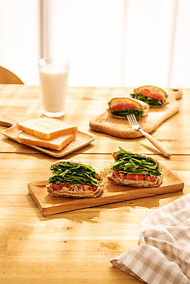 포토 JPG 스튜디오촬영 음식 빵 포크 식탁 아침 실내 사람없음 갈색 식사 우유 식탁보 아침식사 식빵 브런치 나무도마 국내포토 주간 식기 컬러 탁자 유제품 도마 내부 목재 파일형식