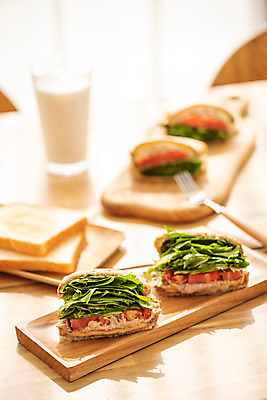 포토 JPG 스튜디오촬영 음식 빵 포크 식탁 아침 실내 사람없음 갈색 식사 우유 식탁보 아침식사 식빵 브런치 나무도마 국내포토 주간 식기 컬러 탁자 유제품 도마 내부 목재 파일형식