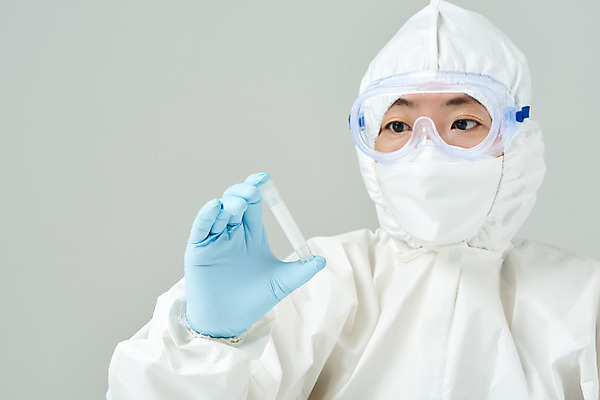 포토 JPG 스튜디오촬영 여자 40대 과학 의학 회색배경 실내 실험 마스크 한명 들기 상반신 앞모습 한국인 바이러스 연구원 사회이슈 검사_조사 감염 전염병 중년여자한명만 코로나바이러스 방호복 바이알 델타변이바이러스 국내포토 직업 1 옷 뷰포인트 중년 백그라운드 컨셉 모션 사람 동양인 내부 회색 의료용품 질병 여자한명만 중년여자만 파일형식