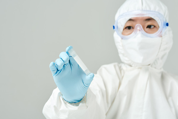 포토 JPG 스튜디오촬영 여자 40대 과학 의학 회색배경 실내 실험 마스크 한명 들기 상반신 앞모습 한국인 바이러스 연구원 사회이슈 검사_조사 감염 전염병 중년여자한명만 코로나바이러스 방호복 바이알 델타변이바이러스 국내포토 직업 1 옷 뷰포인트 중년 백그라운드 컨셉 모션 사람 동양인 내부 회색 의료용품 질병 여자한명만 중년여자만 파일형식