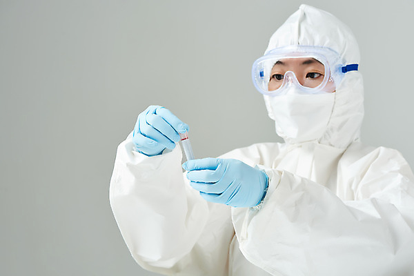 포토 JPG 스튜디오촬영 여자 40대 과학 의학 회색배경 실내 실험 마스크 한명 들기 상반신 앞모습 한국인 바이러스 연구원 사회이슈 검사_조사 감염 전염병 중년여자한명만 코로나바이러스 방호복 바이알 델타변이바이러스 국내포토 직업 1 옷 뷰포인트 중년 백그라운드 컨셉 모션 사람 동양인 내부 회색 의료용품 질병 여자한명만 중년여자만 파일형식