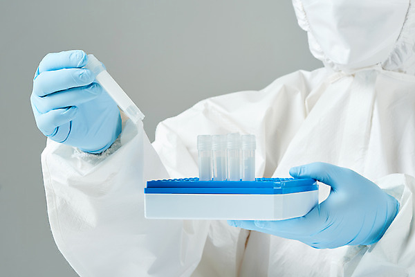 포토 JPG 스튜디오촬영 손 여자 40대 과학 의학 회색배경 실내 실험 마스크 한명 들기 앞모습 한국인 바이러스 연구원 사회이슈 검사_조사 감염 전염병 중년여자한명만 코로나바이러스 방호복 바이알 델타변이바이러스 국내포토 직업 1 옷 뷰포인트 중년 백그라운드 컨셉 모션 사람 동양인 내부 신체부위 회색 의료용품 질병 여자한명만 중년여자만 파일형식