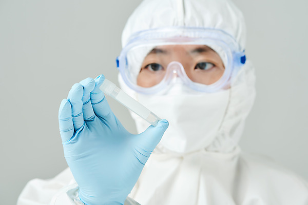 포토 JPG 스튜디오촬영 여자 40대 과학 의학 회색배경 실내 실험 마스크 한명 들기 상반신 앞모습 한국인 바이러스 연구원 사회이슈 검사_조사 감염 전염병 중년여자한명만 코로나바이러스 방호복 바이알 델타변이바이러스 국내포토 직업 1 옷 뷰포인트 중년 백그라운드 컨셉 모션 사람 동양인 내부 회색 의료용품 질병 여자한명만 중년여자만 파일형식