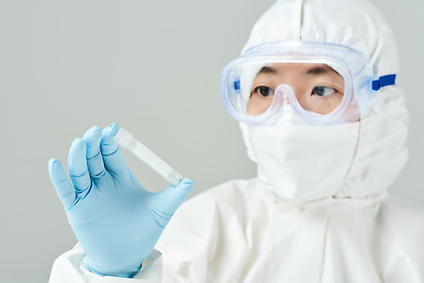 포토 JPG 스튜디오촬영 여자 40대 과학 의학 회색배경 실내 실험 마스크 한명 들기 상반신 앞모습 한국인 바이러스 연구원 사회이슈 검사_조사 감염 전염병 중년여자한명만 코로나바이러스 방호복 바이알 델타변이바이러스 국내포토 직업 1 옷 뷰포인트 중년 백그라운드 컨셉 모션 사람 동양인 내부 회색 의료용품 질병 여자한명만 중년여자만 파일형식