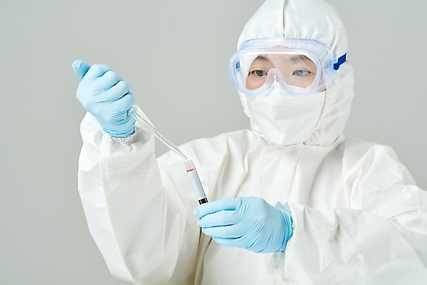 포토 JPG 스튜디오촬영 여자 40대 과학 의학 회색배경 실내 실험 마스크 한명 들기 상반신 앞모습 한국인 혈액 바이러스 연구원 사회이슈 검사_조사 감염 전염병 중년여자한명만 코로나바이러스 방호복 바이알 델타변이바이러스 국내포토 직업 1 옷 뷰포인트 중년 백그라운드 컨셉 모션 사람 동양인 내부 회색 의료용품 질병 여자한명만 중년여자만 파일형식