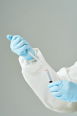 포토 JPG 스튜디오촬영 손 여자 40대 과학 의학 회색배경 실내 실험 한명 들기 앞모습 한국인 혈액 바이러스 연구원 사회이슈 검사_조사 감염 전염병 중년여자한명만 코로나바이러스 방호복 바이알 델타변이바이러스 국내포토 직업 1 옷 뷰포인트 중년 백그라운드 컨셉 모션 사람 동양인 내부 신체부위 회색 의료용품 질병 여자한명만 중년여자만 파일형식