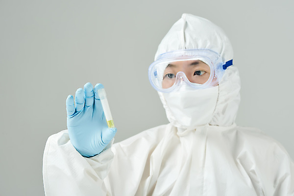 포토 JPG 스튜디오촬영 여자 40대 과학 의학 회색배경 실내 실험 마스크 한명 들기 상반신 앞모습 한국인 바이러스 연구원 사회이슈 검사_조사 감염 전염병 중년여자한명만 코로나바이러스 방호복 바이알 델타변이바이러스 국내포토 직업 1 옷 뷰포인트 중년 백그라운드 컨셉 모션 사람 동양인 내부 회색 의료용품 질병 여자한명만 중년여자만 파일형식