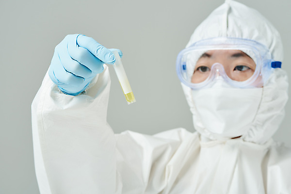 포토 JPG 스튜디오촬영 여자 40대 과학 의학 회색배경 실내 실험 마스크 한명 들기 상반신 앞모습 한국인 바이러스 연구원 사회이슈 검사_조사 감염 전염병 중년여자한명만 코로나바이러스 방호복 바이알 델타변이바이러스 국내포토 직업 1 옷 뷰포인트 중년 백그라운드 컨셉 모션 사람 동양인 내부 회색 의료용품 질병 여자한명만 중년여자만 파일형식