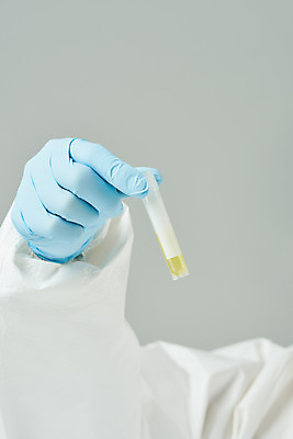 포토 JPG 스튜디오촬영 손 여자 40대 과학 의학 회색배경 실내 실험 한명 들기 앞모습 한국인 바이러스 연구원 사회이슈 검사_조사 감염 전염병 중년여자한명만 코로나바이러스 방호복 바이알 델타변이바이러스 국내포토 직업 1 옷 뷰포인트 중년 백그라운드 컨셉 모션 사람 동양인 내부 신체부위 회색 의료용품 질병 여자한명만 중년여자만 파일형식