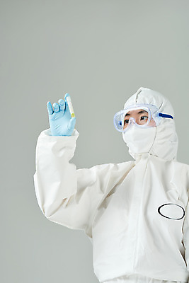 포토 JPG 스튜디오촬영 여자 40대 과학 의학 회색배경 실내 실험 마스크 한명 들기 상반신 앞모습 한국인 바이러스 연구원 사회이슈 검사_조사 감염 전염병 중년여자한명만 코로나바이러스 방호복 바이알 델타변이바이러스 국내포토 직업 1 옷 뷰포인트 중년 백그라운드 컨셉 모션 사람 동양인 내부 회색 의료용품 질병 여자한명만 중년여자만 파일형식