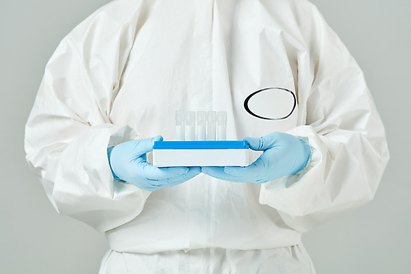 포토 JPG 스튜디오촬영 여자 40대 과학 의학 회색배경 실내 실험 한명 들기 앞모습 한국인 바이러스 연구원 가슴 사회이슈 검사_조사 감염 전염병 중년여자한명만 코로나바이러스 방호복 바이알 델타변이바이러스 국내포토 직업 1 옷 뷰포인트 중년 백그라운드 컨셉 모션 사람 동양인 내부 신체부위 회색 의료용품 질병 여자한명만 중년여자만 파일형식