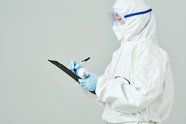 포토 JPG 스튜디오촬영 여자 40대 의학 회색배경 실내 마스크 한명 들기 상반신 옆모습 한국인 간호사 의료진 의사 기록 바이러스 온도계 체온계 사회이슈 검사_조사 감염 서류판 전염병 중년여자한명만 코로나바이러스 방호복 델타변이바이러스 국내포토 직업 1 옷 뷰포인트 중년 백그라운드 컨셉 모션 사람 동양인 내부 사무용품 회색 질병 여자한명만 중년여자만 파일형식