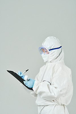 포토 JPG 스튜디오촬영 여자 40대 의학 회색배경 실내 마스크 한명 들기 상반신 옆모습 한국인 간호사 의료진 의사 기록 바이러스 온도계 체온계 사회이슈 검사_조사 감염 서류판 전염병 중년여자한명만 코로나바이러스 방호복 델타변이바이러스 국내포토 직업 1 옷 뷰포인트 중년 백그라운드 컨셉 모션 사람 동양인 내부 사무용품 회색 질병 여자한명만 중년여자만 파일형식