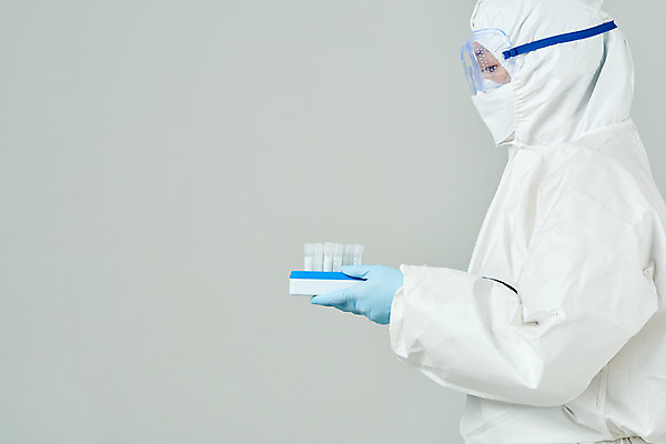 포토 JPG 스튜디오촬영 여자 40대 과학 의학 회색배경 실내 실험 마스크 한명 들기 상반신 옆모습 한국인 바이러스 연구원 사회이슈 검사_조사 감염 전염병 중년여자한명만 코로나바이러스 방호복 바이알 델타변이바이러스 국내포토 직업 1 옷 뷰포인트 중년 백그라운드 컨셉 모션 사람 동양인 내부 회색 의료용품 질병 여자한명만 중년여자만 파일형식