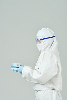 포토 JPG 스튜디오촬영 여자 40대 과학 의학 회색배경 실내 실험 마스크 한명 들기 상반신 옆모습 한국인 바이러스 연구원 사회이슈 검사_조사 감염 전염병 중년여자한명만 코로나바이러스 방호복 바이알 델타변이바이러스 국내포토 직업 1 옷 뷰포인트 중년 백그라운드 컨셉 모션 사람 동양인 내부 회색 의료용품 질병 여자한명만 중년여자만 파일형식