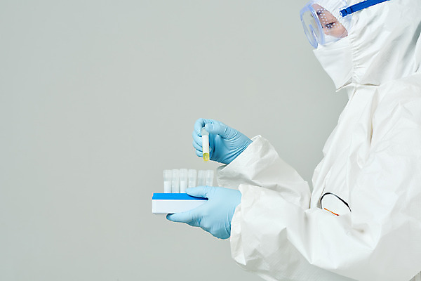 포토 JPG 스튜디오촬영 여자 40대 과학 의학 회색배경 실내 실험 마스크 한명 들기 상반신 옆모습 한국인 바이러스 연구원 사회이슈 검사_조사 감염 전염병 중년여자한명만 코로나바이러스 방호복 바이알 델타변이바이러스 국내포토 직업 1 옷 뷰포인트 중년 백그라운드 컨셉 모션 사람 동양인 내부 회색 의료용품 질병 여자한명만 중년여자만 파일형식