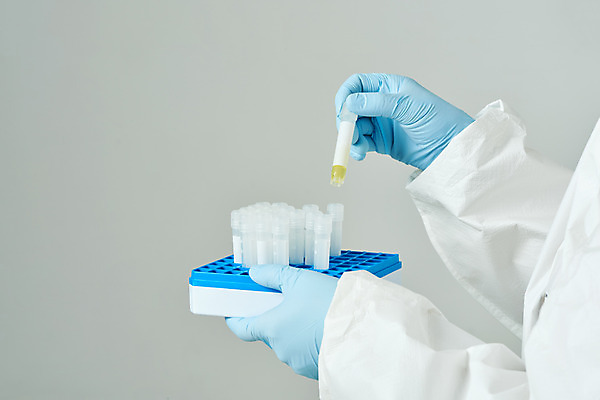 포토 JPG 스튜디오촬영 손 여자 40대 과학 의학 회색배경 실내 실험 한명 들기 옆모습 한국인 바이러스 연구원 사회이슈 검사_조사 감염 전염병 중년여자한명만 코로나바이러스 방호복 바이알 델타변이바이러스 국내포토 직업 1 옷 뷰포인트 중년 백그라운드 컨셉 모션 사람 동양인 내부 신체부위 회색 의료용품 질병 여자한명만 중년여자만 파일형식