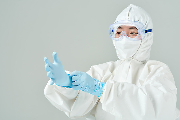 포토 JPG 스튜디오촬영 여자 40대 의학 회색배경 실내 마스크 한명 상반신 앞모습 한국인 간호사 의료진 의사 바이러스 사회이슈 검사_조사 감염 전염병 중년여자한명만 코로나바이러스 방호복 델타변이바이러스 국내포토 직업 1 옷 뷰포인트 중년 백그라운드 컨셉 사람 동양인 내부 회색 질병 여자한명만 중년여자만 파일형식