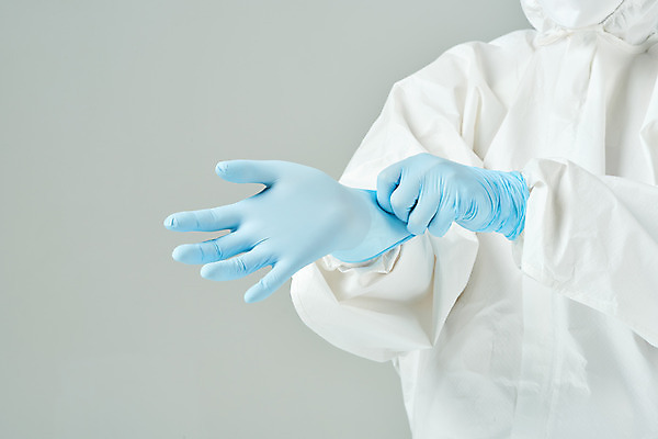 포토 JPG 스튜디오촬영 손 여자 40대 의학 회색배경 실내 한명 앞모습 한국인 간호사 의료진 의사 바이러스 사회이슈 검사_조사 감염 전염병 중년여자한명만 코로나바이러스 방호복 델타변이바이러스 국내포토 직업 1 옷 뷰포인트 중년 백그라운드 컨셉 사람 동양인 내부 신체부위 회색 질병 여자한명만 중년여자만 파일형식