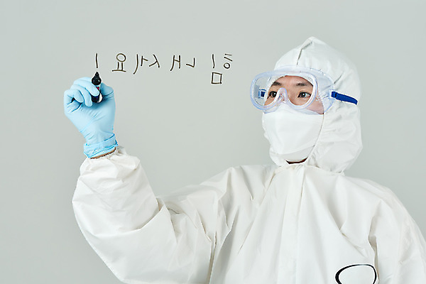 포토 JPG 스튜디오촬영 여자 40대 의학 응원 회색배경 실내 마스크 한명 들기 상반신 앞모습 한국인 간호사 의료진 의사 기록 바이러스 사회이슈 검사_조사 감염 전염병 중년여자한명만 코로나바이러스 방호복 델타변이바이러스 국내포토 직업 1 옷 뷰포인트 중년 백그라운드 컨셉 모션 사람 동양인 내부 회색 질병 여자한명만 중년여자만 파일형식