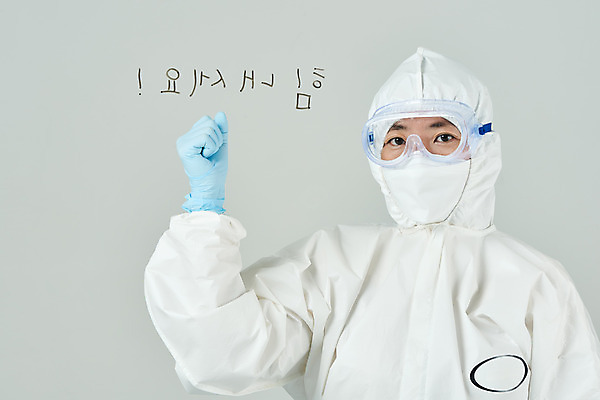 포토 JPG 스튜디오촬영 여자 40대 의학 응원 회색배경 실내 마스크 한명 상반신 앞모습 한국인 간호사 의료진 의사 기록 바이러스 사회이슈 검사_조사 감염 전염병 중년여자한명만 코로나바이러스 방호복 델타변이바이러스 국내포토 직업 1 옷 뷰포인트 중년 백그라운드 컨셉 사람 동양인 내부 회색 질병 여자한명만 중년여자만 파일형식